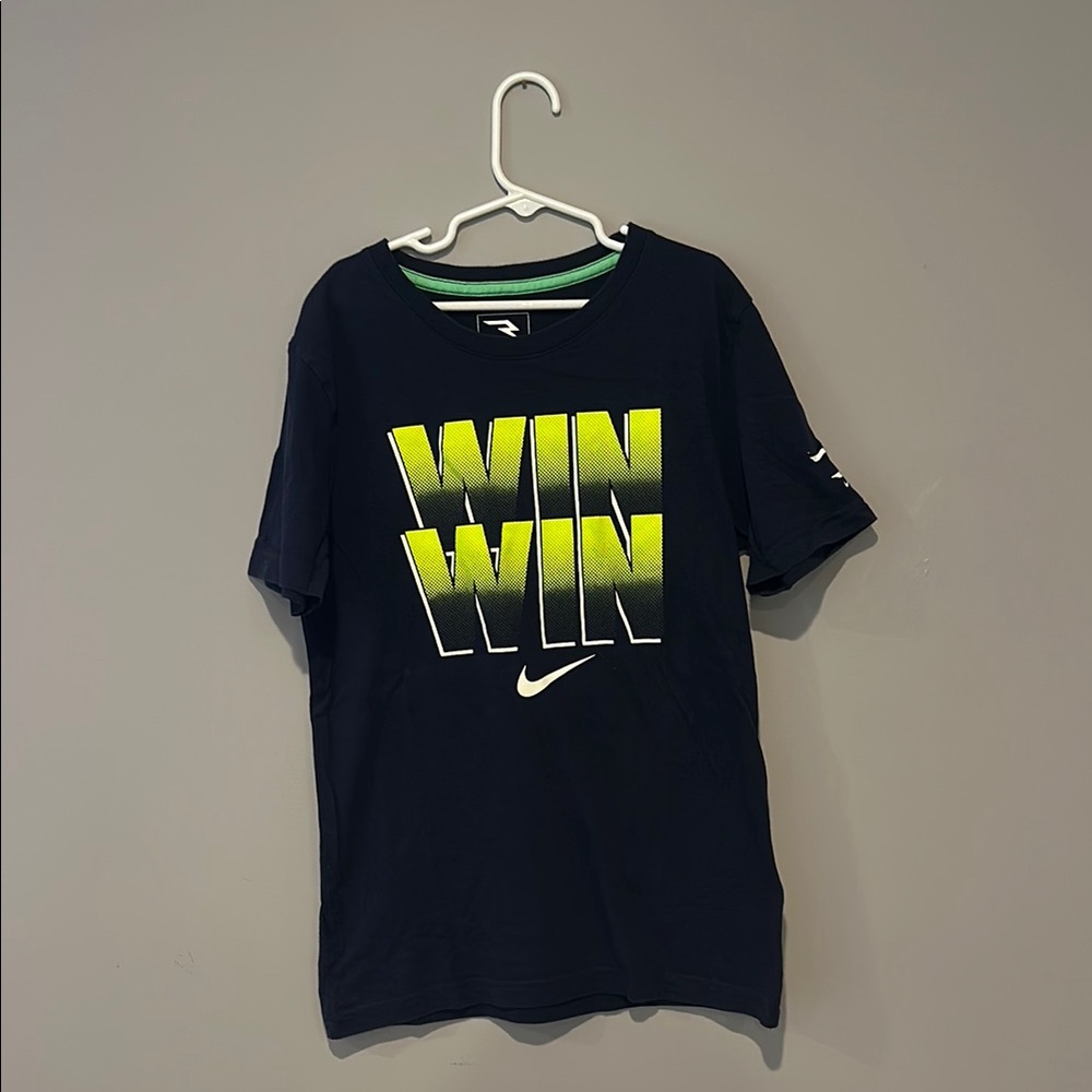 Nike Graphic ‘Win’ Tee in Navy w/ Neon Yellow & White Accente